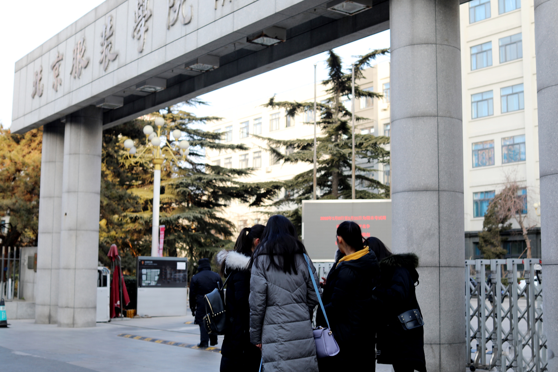 我们的学生模特 参加2018北京服装学院 艺考大军 现场