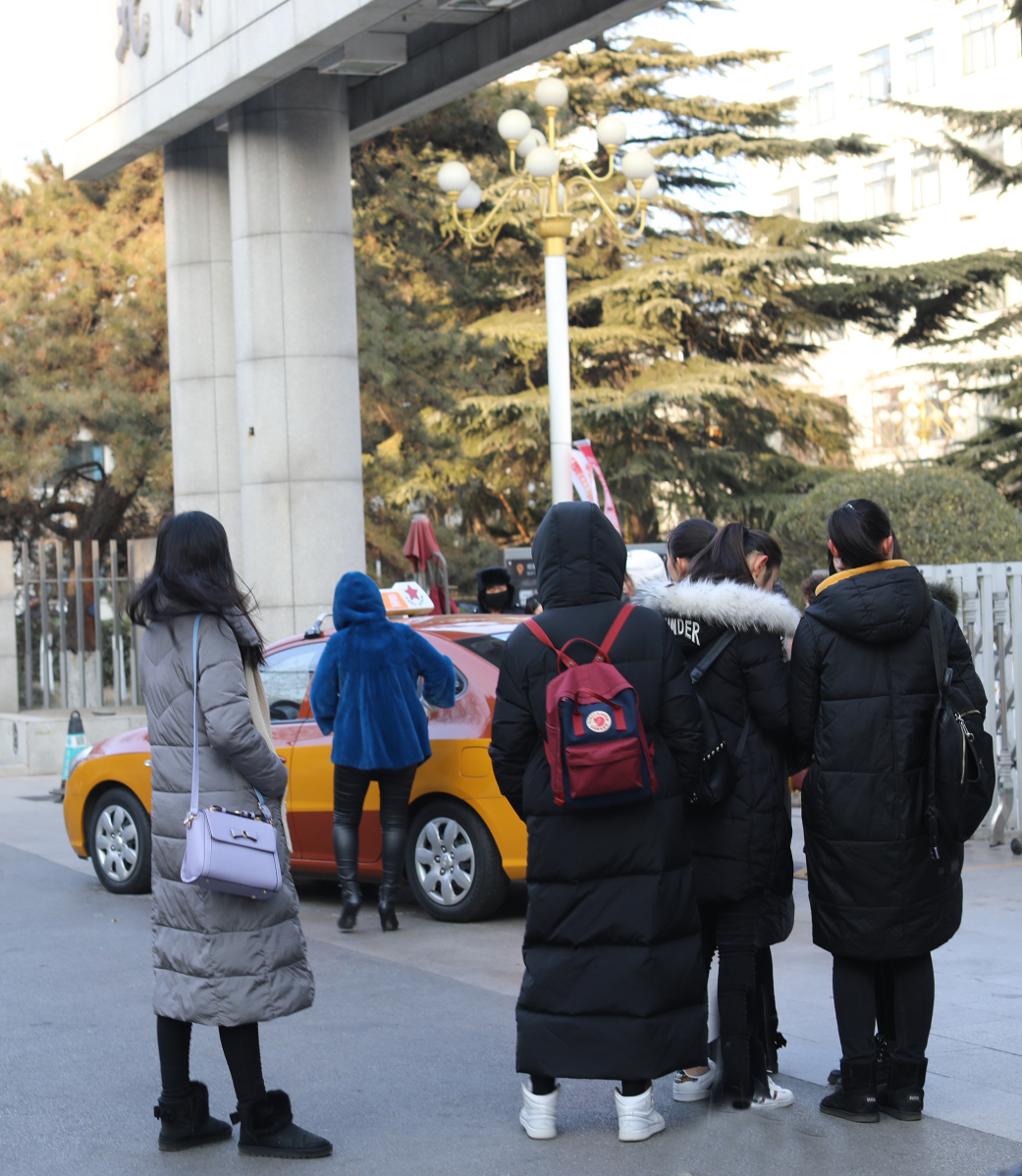 我们的学生模特 参加2018北京服装学院 艺考大军 现场