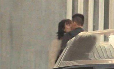 马思纯欧豪上演“爱情偶像剧”当街热吻