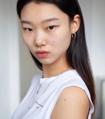 韩国新生代模特，长了一双“泡肿眼”却圈粉无数，现实版花木兰！
