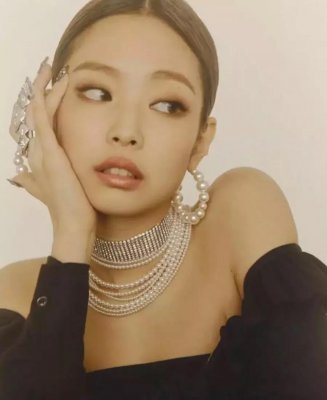 你和“人间香奈儿”Jennie，相差一个直角肩！