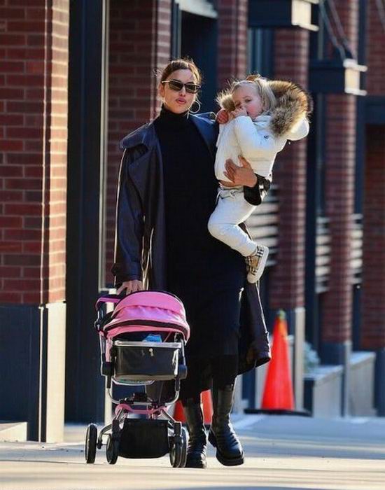 超模伊莲娜·沙伊克带孩子出现纽约街头，母女二人都穿得十分温暖！