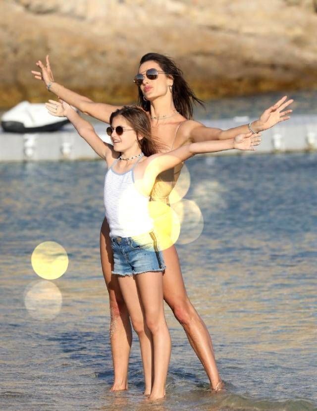超模AA带女儿海边度假，11岁女儿大长腿不输超模妈妈！