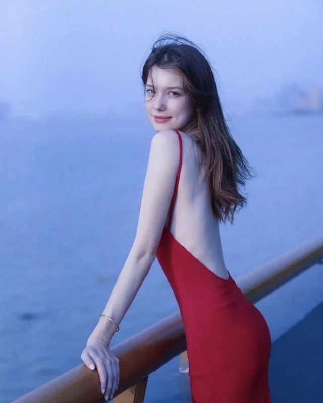 白俄罗斯模特AnastasiaCebulska长相神似赫本走红，长相精致身材好