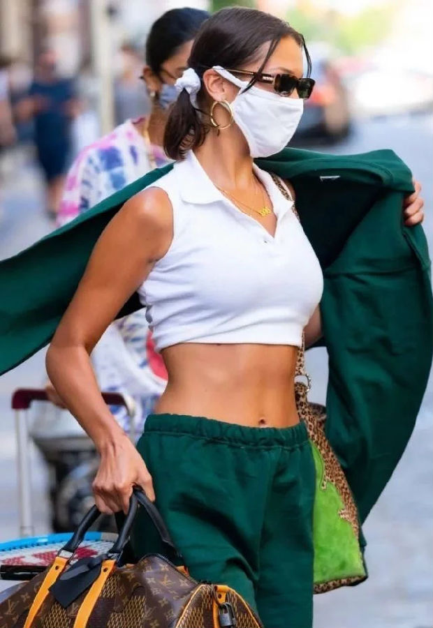 超模Bella街拍是非常厉害的,成为欧美女孩们的潮流风向标